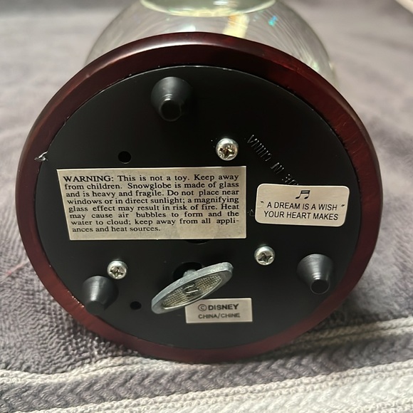 Walt Disney World Castle "A Dream Is A Wish Your Heart Makes" Snow Globe - Picture 4 of 4